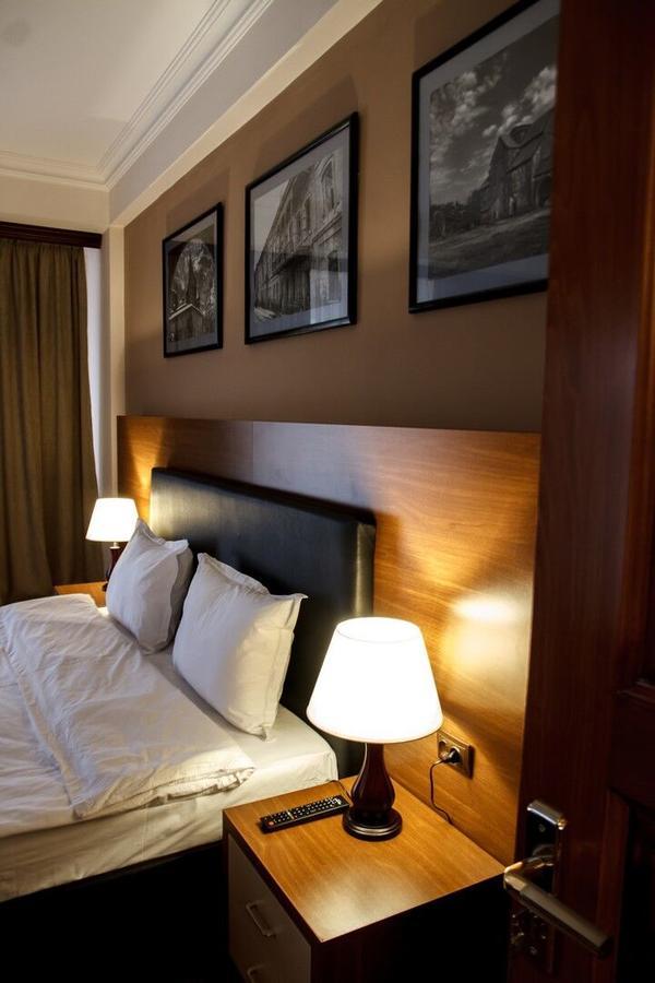 גיומרי Hotel Plaza Viktoria מראה חיצוני תמונה