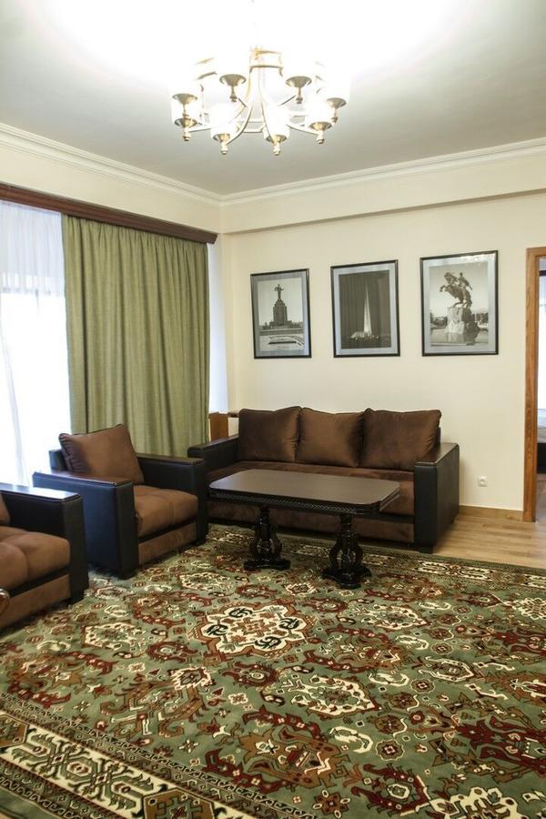 גיומרי Hotel Plaza Viktoria מראה חיצוני תמונה