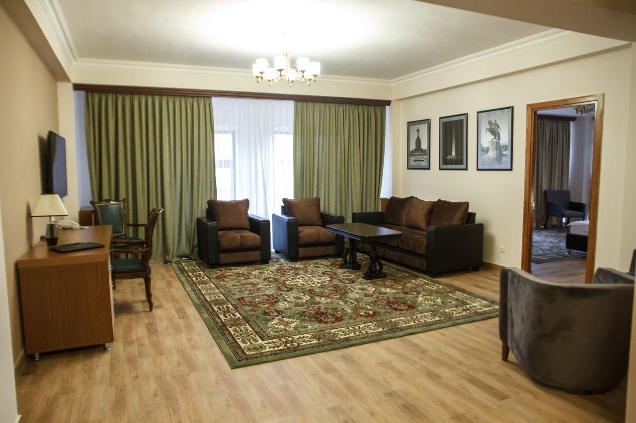 גיומרי Hotel Plaza Viktoria מראה חיצוני תמונה
