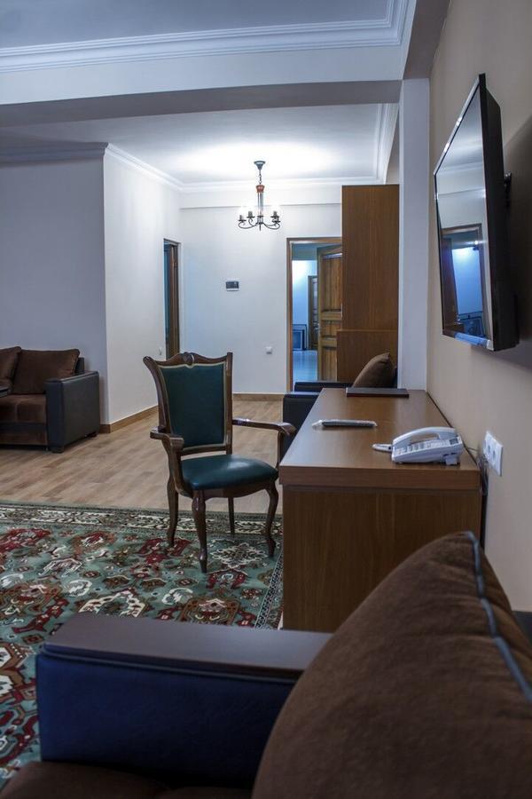גיומרי Hotel Plaza Viktoria מראה חיצוני תמונה