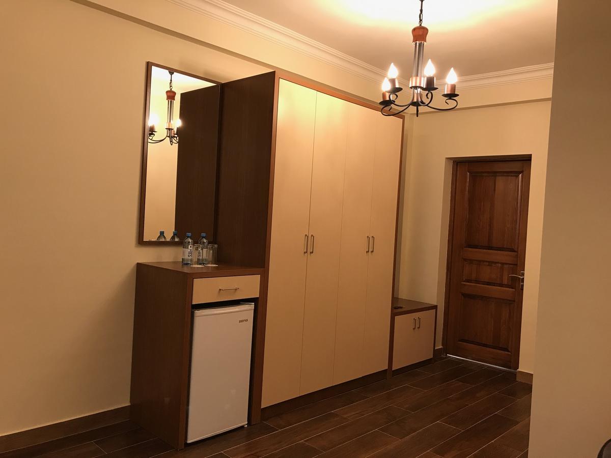 גיומרי Hotel Plaza Viktoria מראה חיצוני תמונה