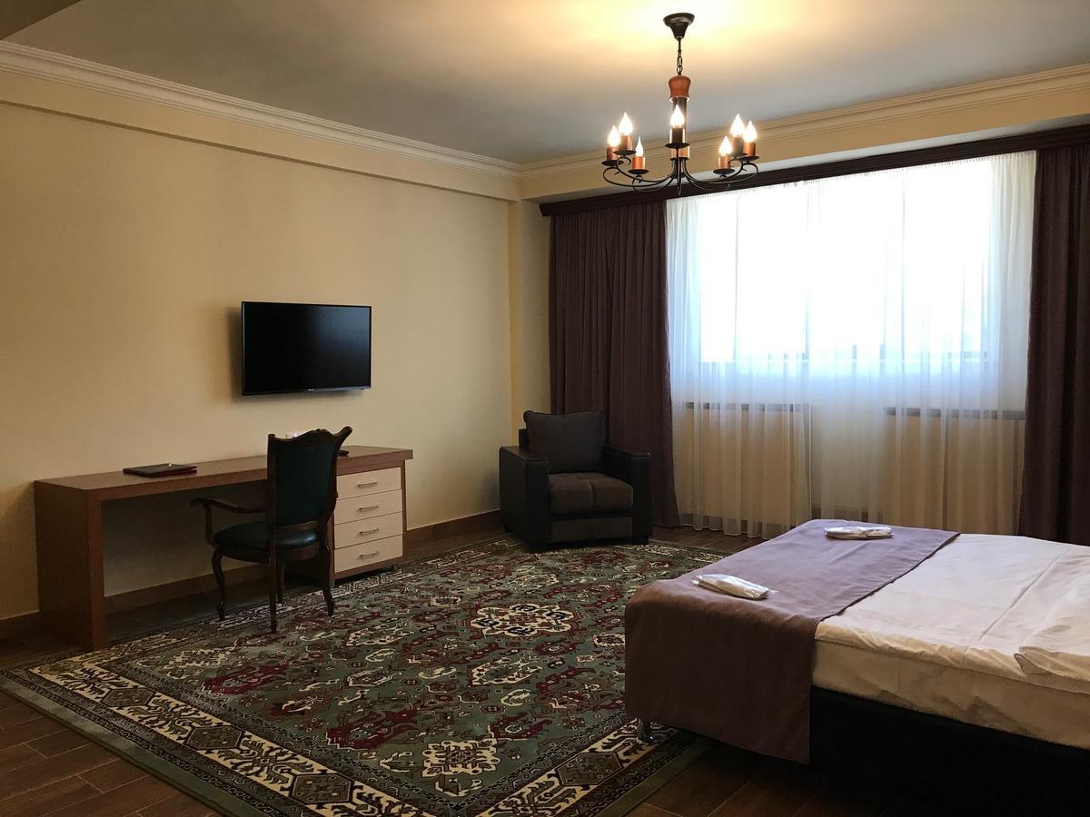 גיומרי Hotel Plaza Viktoria מראה חיצוני תמונה