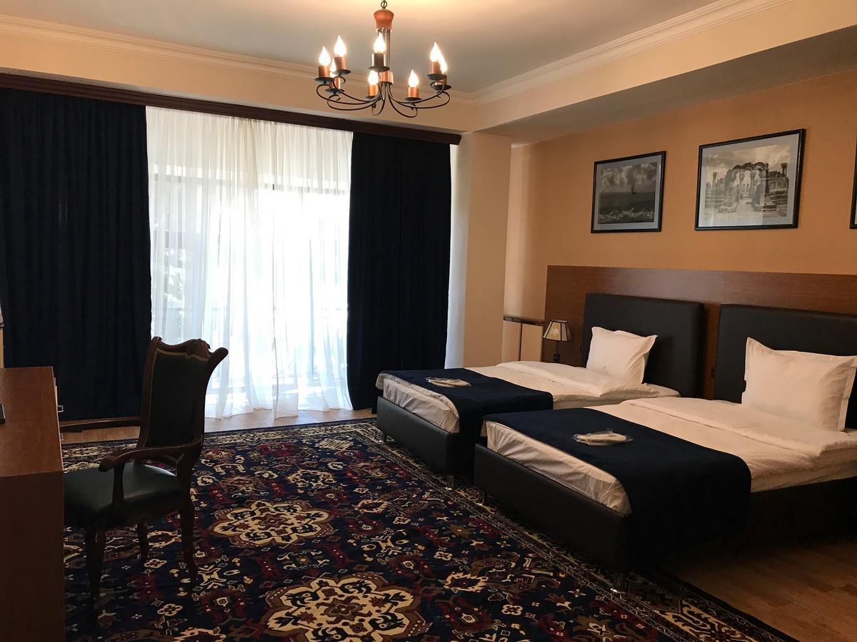 גיומרי Hotel Plaza Viktoria מראה חיצוני תמונה