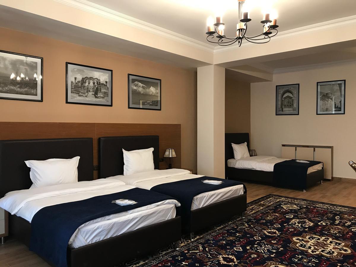 גיומרי Hotel Plaza Viktoria מראה חיצוני תמונה