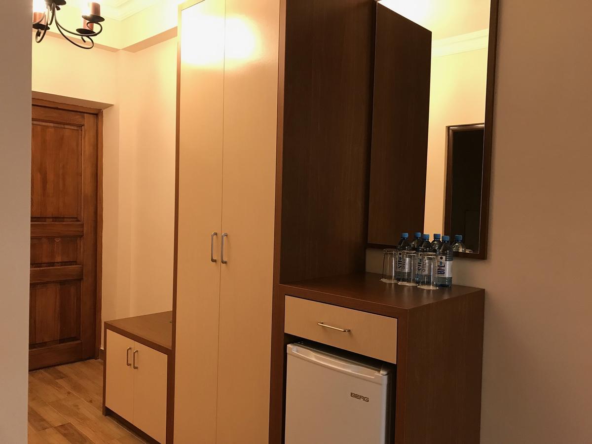 גיומרי Hotel Plaza Viktoria מראה חיצוני תמונה