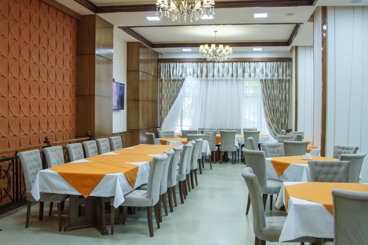 גיומרי Hotel Plaza Viktoria מראה חיצוני תמונה