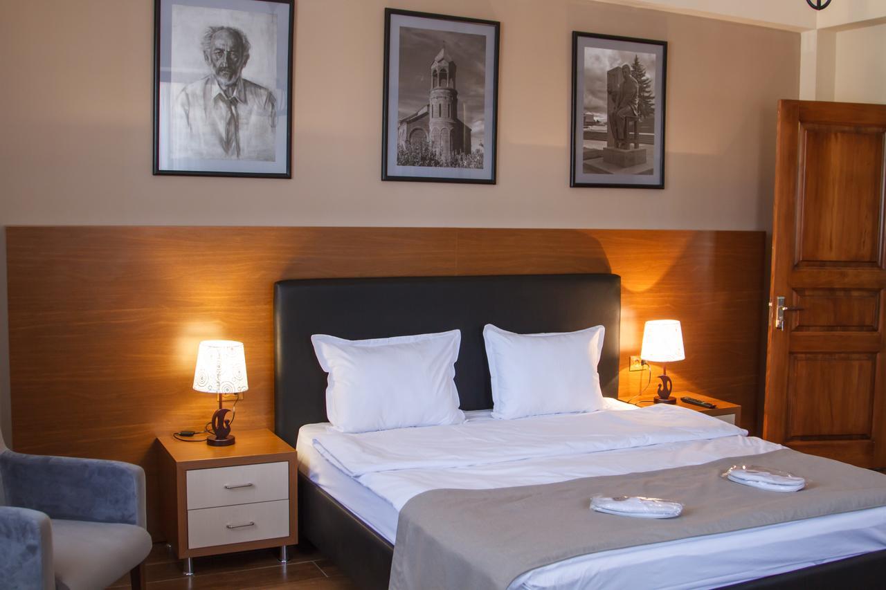 גיומרי Hotel Plaza Viktoria מראה חיצוני תמונה
