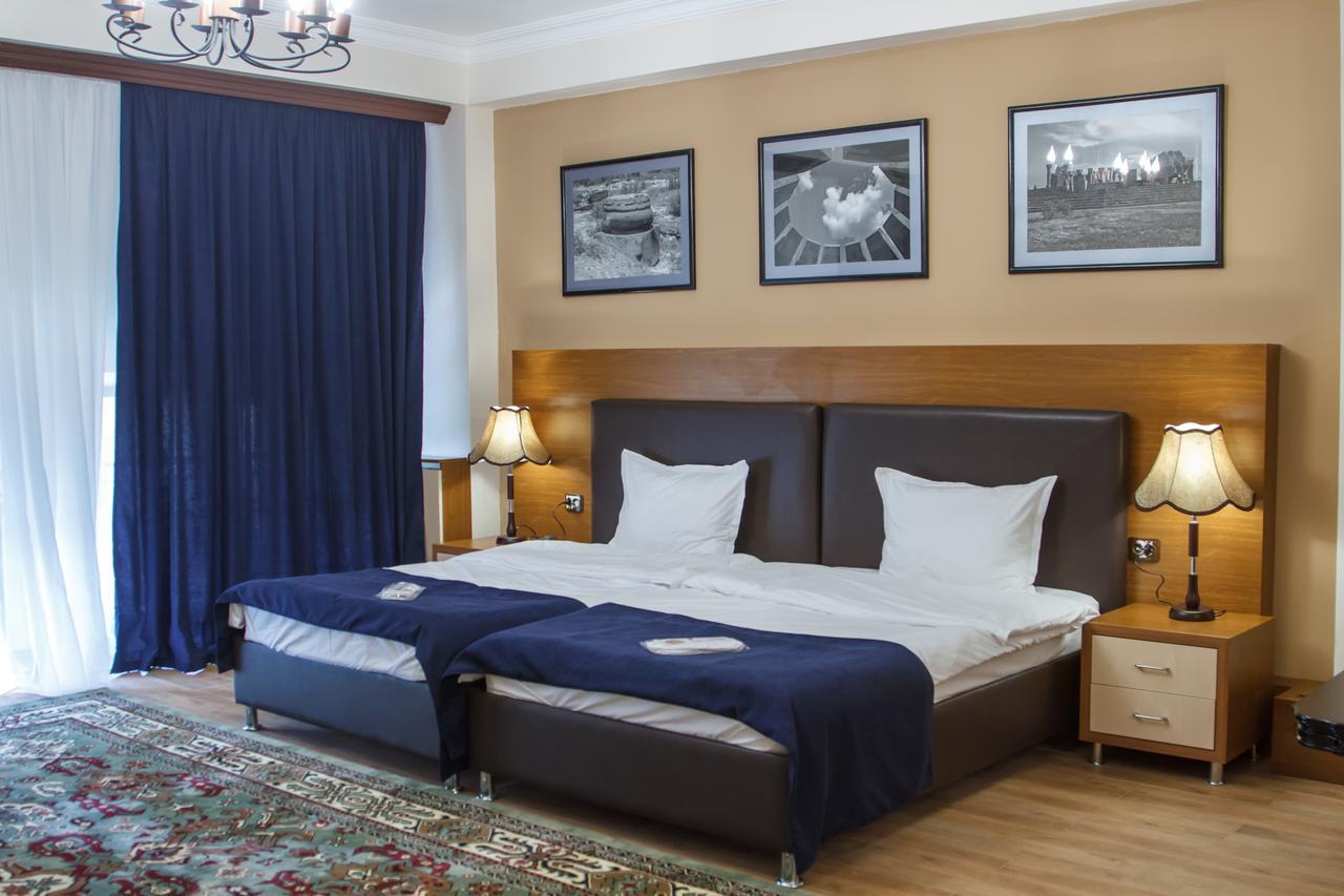גיומרי Hotel Plaza Viktoria מראה חיצוני תמונה