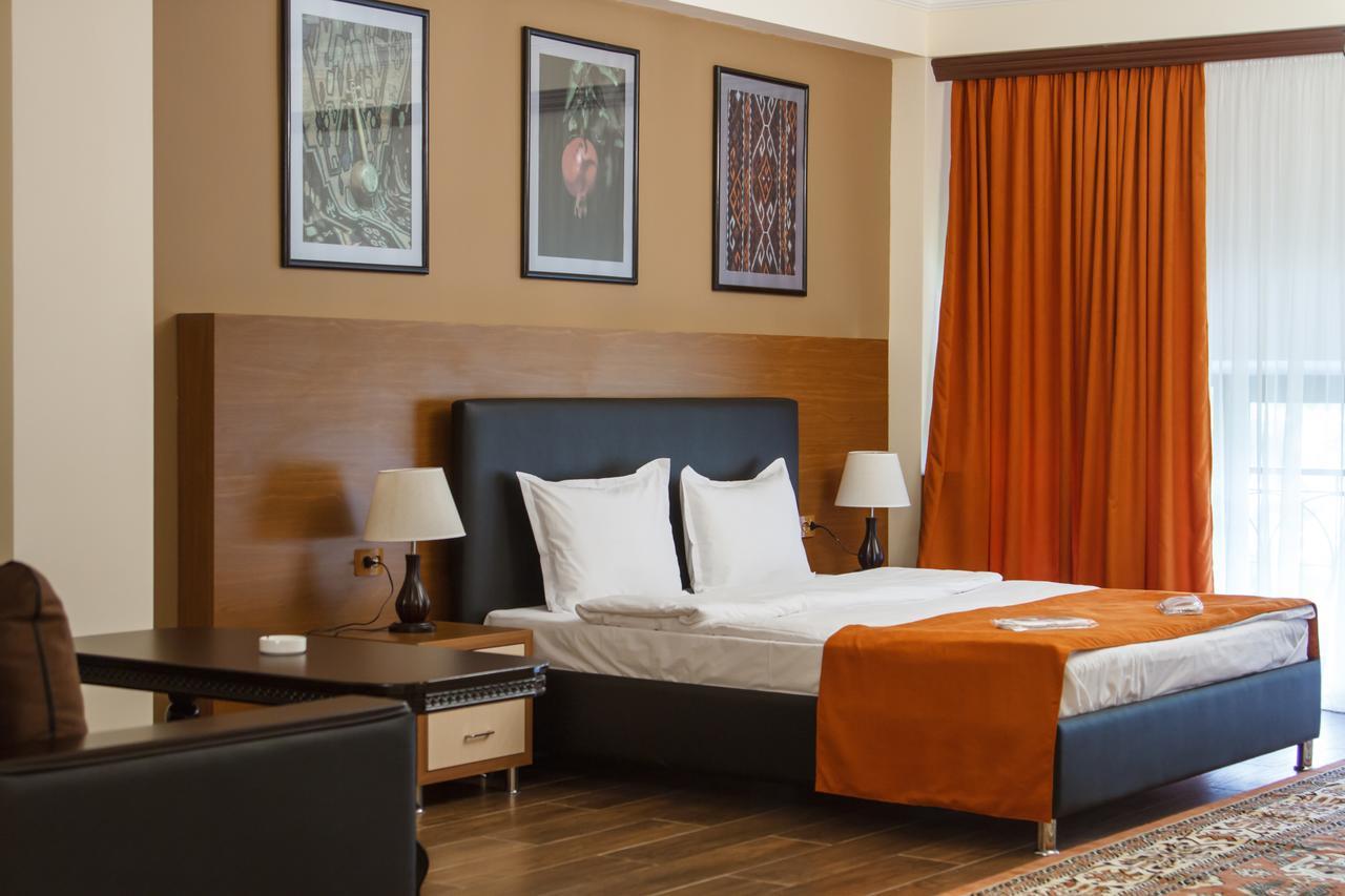 גיומרי Hotel Plaza Viktoria מראה חיצוני תמונה