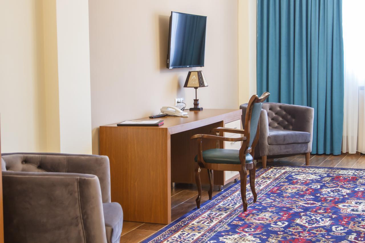 גיומרי Hotel Plaza Viktoria מראה חיצוני תמונה