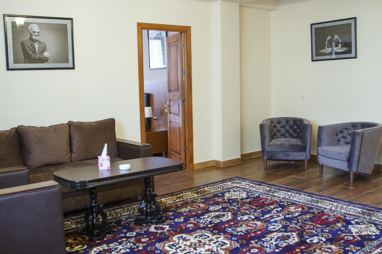 גיומרי Hotel Plaza Viktoria מראה חיצוני תמונה