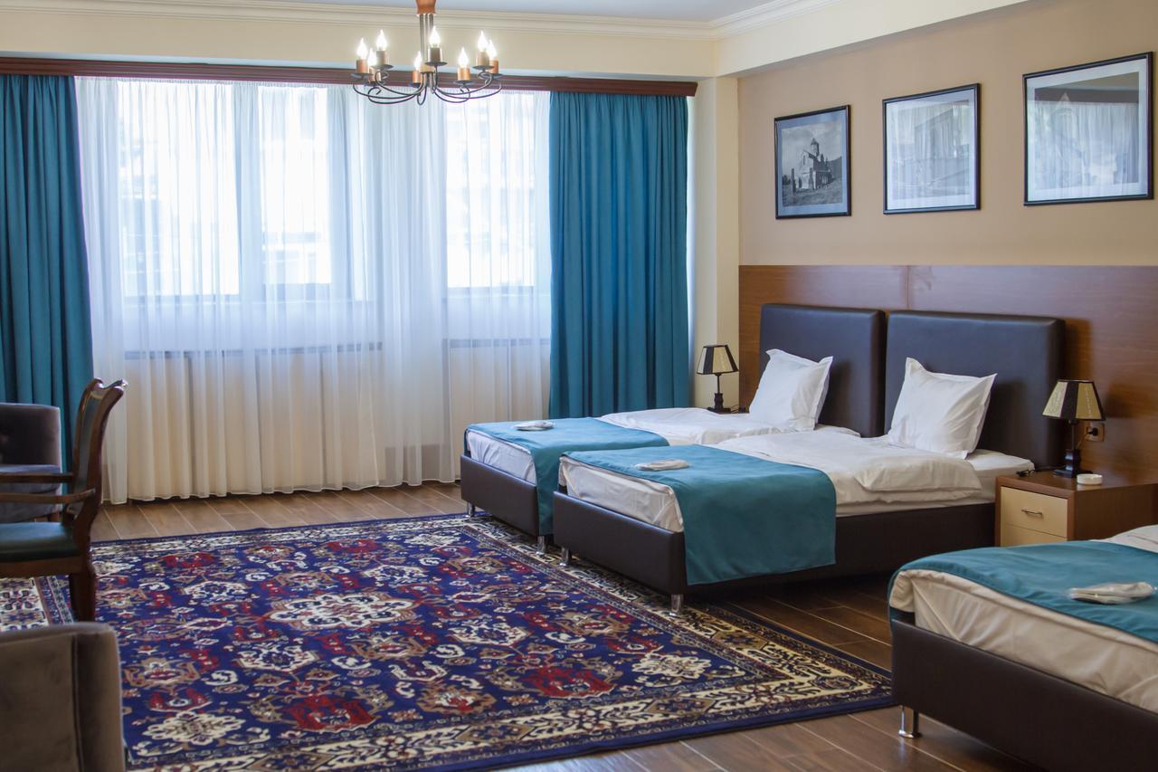גיומרי Hotel Plaza Viktoria מראה חיצוני תמונה