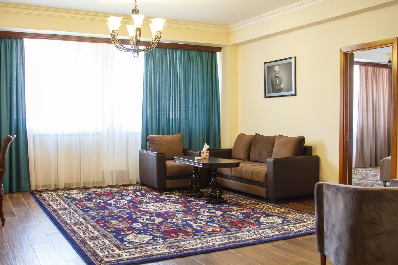 גיומרי Hotel Plaza Viktoria מראה חיצוני תמונה