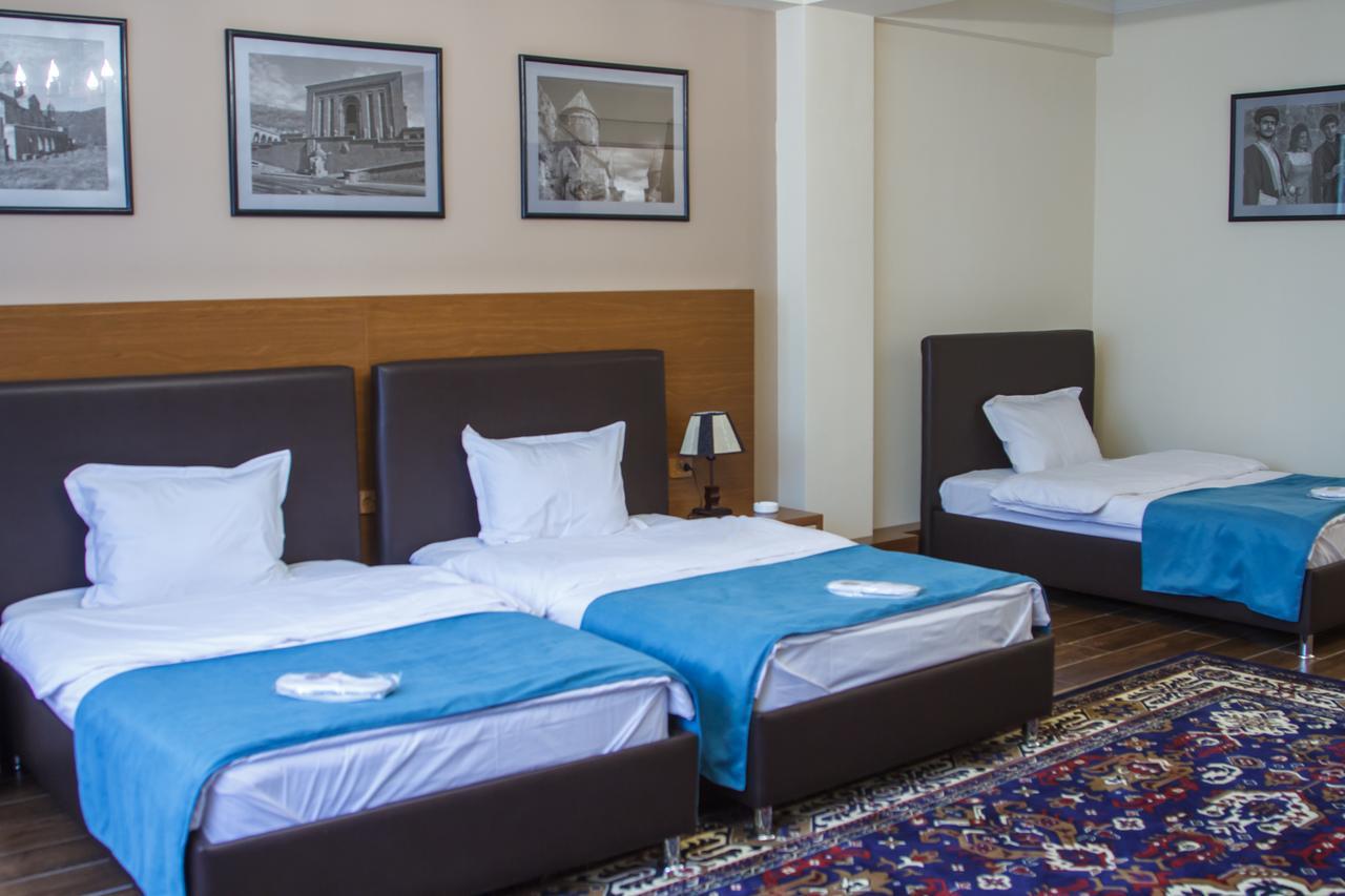 גיומרי Hotel Plaza Viktoria מראה חיצוני תמונה