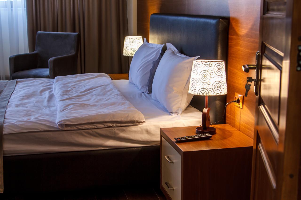 גיומרי Hotel Plaza Viktoria מראה חיצוני תמונה